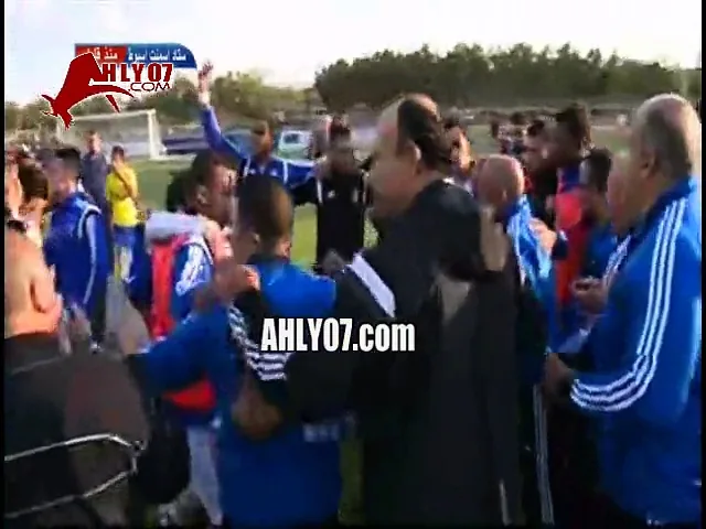 فيديو ـ لاعبو الزمالك يبتدعون تقليد جديد عقب كل مباراة بالهتاف باسم الزمالك
