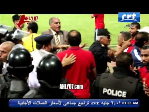 لحظات الاعتداء على كريم بامبو من قوات الشرطة في مباراة الاهلي والاتحاد السكندري