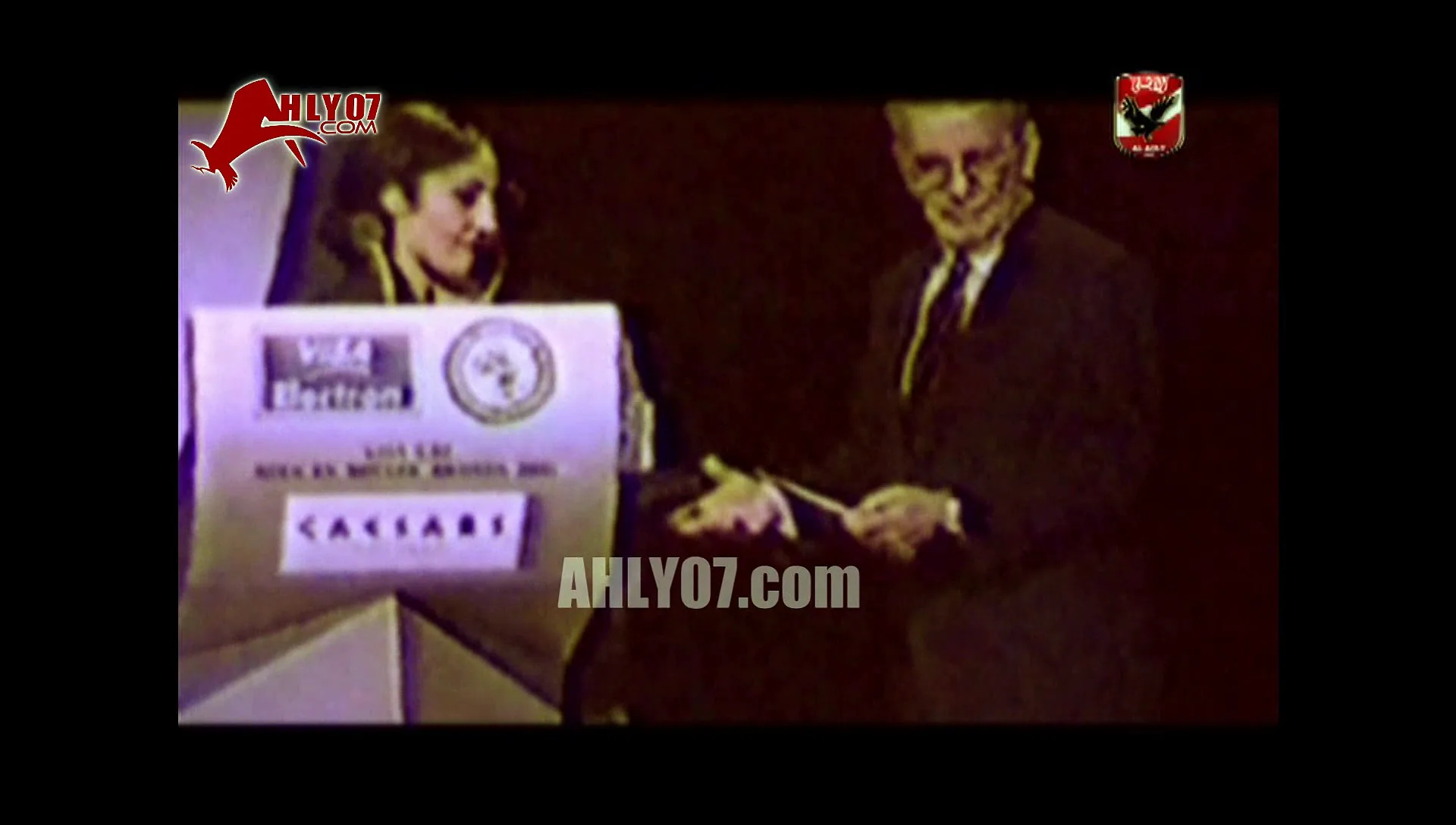صالح سليم يتسلم جائزة نادي القرن في 22 مايو 2001 بجنوب افريقيا