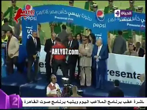 شاهد مشهد ناري علاء عبد الصادق يرفض السلام على مرتضى منصور والاخير يلقي الميداليات في وجهه