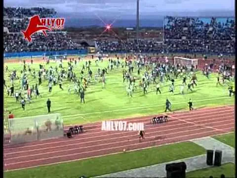 شاهد اقتحام جمهور بتسوانا لأرض الملعب احتفالا بالفوز على بوركينا