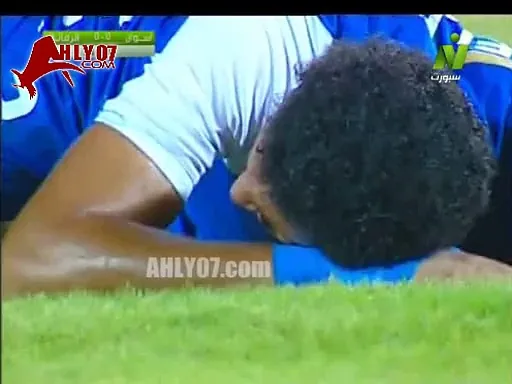 شاهد بكل روح رياضية لاعبو الزمالك يرفضون ارجاع الكرة لنادي اسوان بعد الاصابه