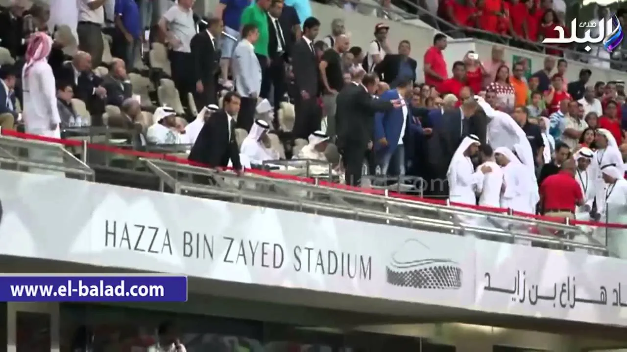 شاهد فضيحة مرتضى منصور يخلع حذائه لجمهور الأهلي في مقصورة مباراة السوبر
