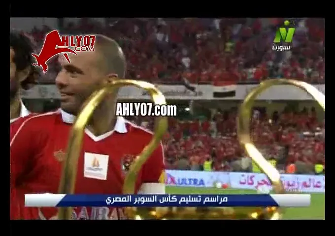 شاهد لقطة مباراة السوبر عماد متعب يرفض تسلم السوبر وينادي على حسام غالي