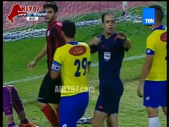 شاهد أغرب واقعة تضييع وقت في الملاعب المصرية حارس يخلع الشورت