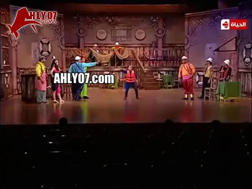 شاهد مسخرة نجم تياترو مصر يقف على الكرة في تشبيه لكرة رمضان صبحي امام الزمالك