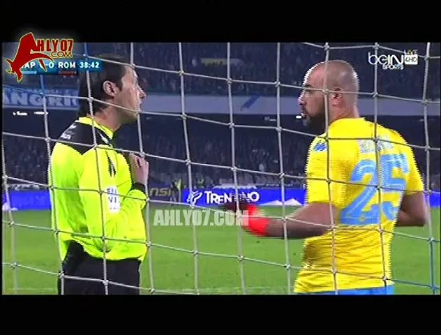 لقطة سقوط الحكم المساعد و خروجه للإصابة في مباراة نابولي و روما وإستبداله