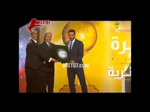 شاهد الأسطورة الجزائرية رابح ماجر يكرم أبو تريكة أمام الملايين