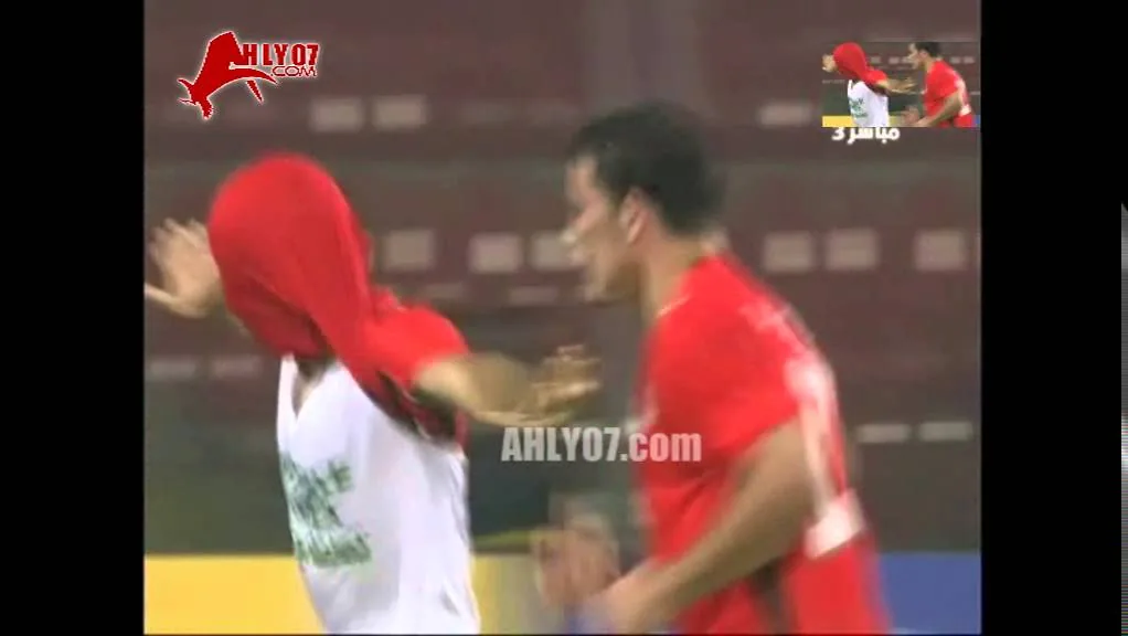 أبو تريكة يرفع تعاطفا مع غزه في مثل هذا اليوم 26 يناير 2008