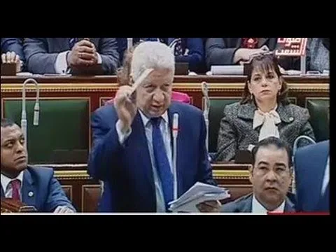 شاهد مرتضى منصور يشعلها في البرلمان ويظهر سي دي عمرو اديب داخل المجلس ونائبة تحرجه وسط تصفيق الجميع