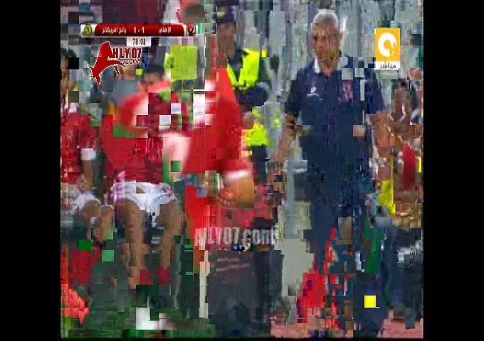 شاهد عماد متعب يرفض التسخين والنزول للعب مع الأهلي امام يانج افريكانز