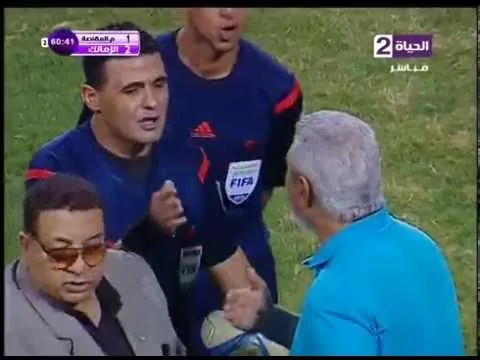 شاهد أحداث ملتهبة في مباراة الزمالك والمقاصة ومرتضى منصور ينزل الى ارض الملعب للحكام وايقاف المباراة