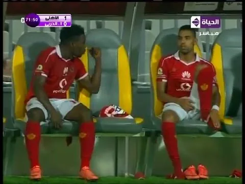 شاهد مناقشة ساخنة بين ايفونا ومؤمن زكريا على دكة البدلاء وغضب شديد من ايفونا واعتراض وتدخل لحسين السيد