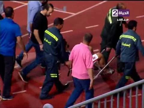 شاهد خروج عبد الله السعيد على نقاله بعد كسر في الترقوة امام الداخلية ولم يحتسبها الحكم البنا فاول