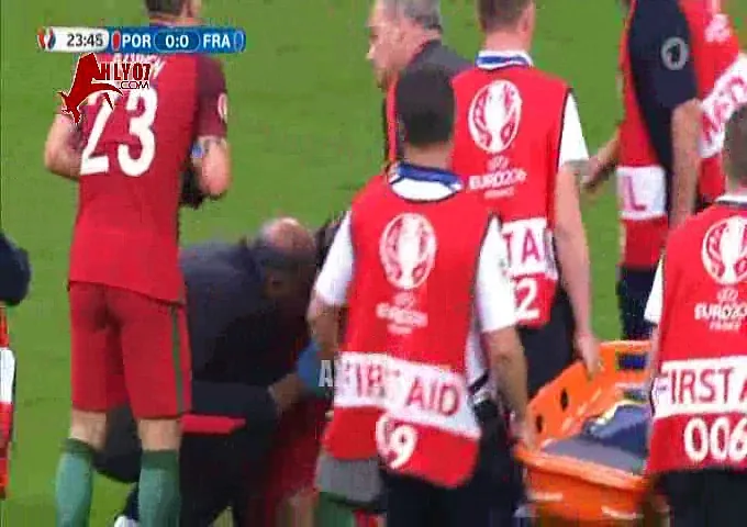 شاهد لحظة اصابة كرستيانو رونالدو وبكاء لاعب منتخب البرتغال عند تغييره