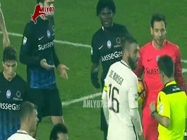 شاهد محمد صلاح يصنع ضربة جزاء لروما وانذار للمدافع ويتسبب في الهدف الأول ضد أتلانتا بالدوري الايطالي 20 نوفمبر 2016