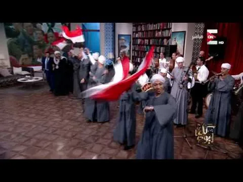 مسخرة شاهد رقص وغناء عمرو أديب مع فرقة شعبية بعد فوز منتخب مصر على غانا