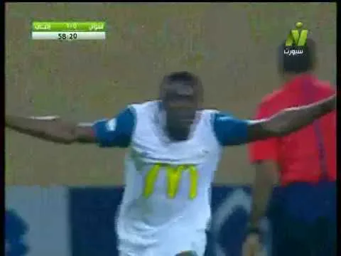 شاهد حكم مصري يحرز هدف انبي في شباك اسوان في واقعة فريدة من نوعها في الدوري المصري