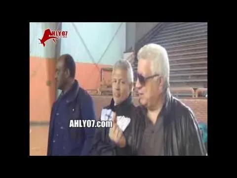شاهد مسخرة السنين مرتضى منصور لاسلام جمال ماشي مع صاحبة كهربا البت هبه وعارف عنكم دبة النملة