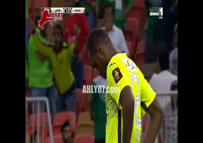 شاهد كهربا غرق اتحاد جده امام الاهلي في الديربي ويستجدي الحكم للتراجع وسط ذهول مشجعي الاتحاد