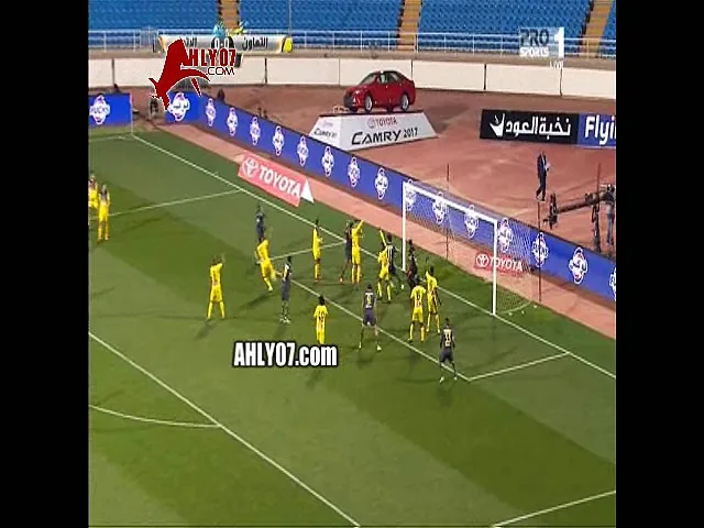 شاهد هدف فضيحة لاتحاد جده باليد يحتسبه الحكم في الدوري السعودي وسط اعتراضات لاعبو التعاون