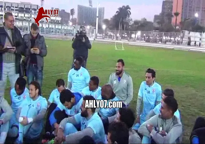 فيديو مسخرة مرتضى منصور في اجتماع اللاعبين لمايوكا قوم وريني وزنك وبطل اكل محشي
