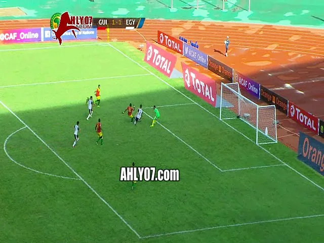 شاهد اغرب خطأ دفاعي لمنتخب شباب مصر وأغرب فرصة ضائعة لغينيا امام المرمى ومن منتصف الملعب