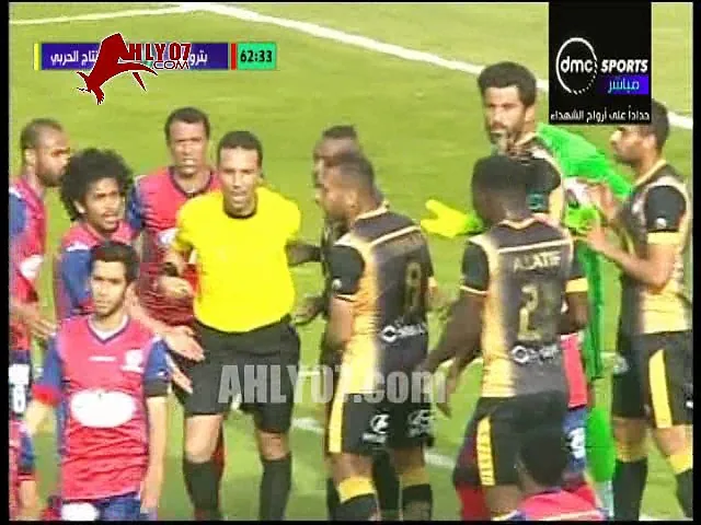 شاهد مشهد غريب في الدوري المصري لاعب يحرز هدف فيحتسب الحكم ركلة جزاء ويلغى ثم تضيع ضربة الجزاء الانتاج الحربي وبتروجيت
