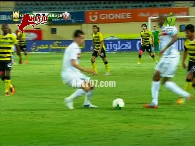 شاهد مشهد غريب لاعب الزمالك يصيب لاعب الزمالك اثناء الاستحواذ على الكرة