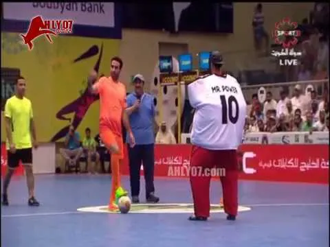 شاهد نجل محمد أبو تريكه يحرج والده ويرفض النزول واللعب بعد محايلات عديدة في مباراة ترفيهية