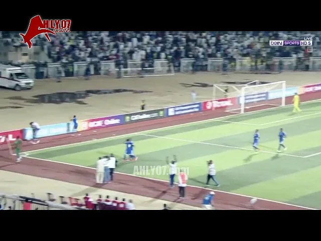 شاهد هدف قاتل في شباك سموحة والثاني من هلال الأبيض في الثانية الأخيرة وسط اعتراضات للاعبو سموحة انه لمسة يد
