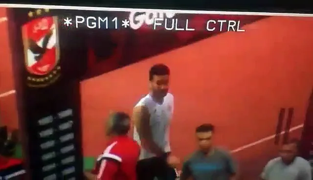 شاهد فضيحة اشارات سافلة وبذيئة من باسم مرسي للجماهير في مباراة الأهلي والزمالك