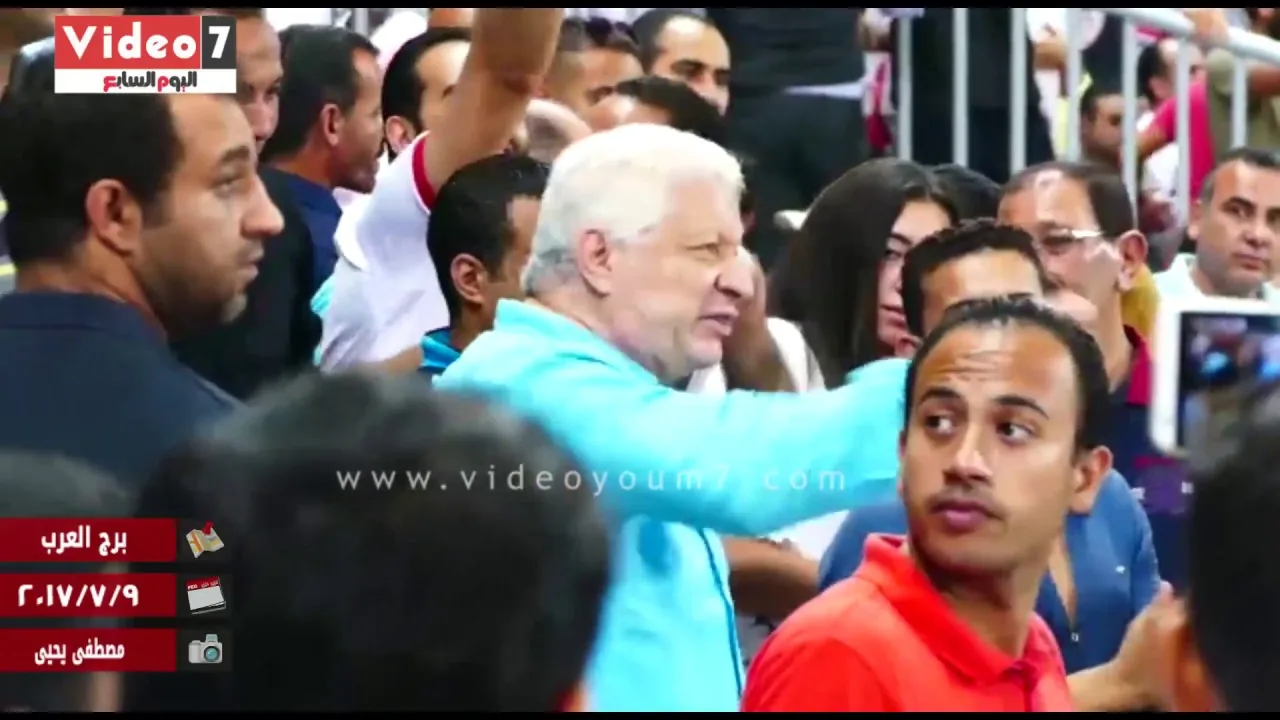 شاهد مسخرة السنين مرتضى منصور يقود هتافات من مقصورة الزمالك بلطجية حرامية ردا على المطالبة بإعدامه