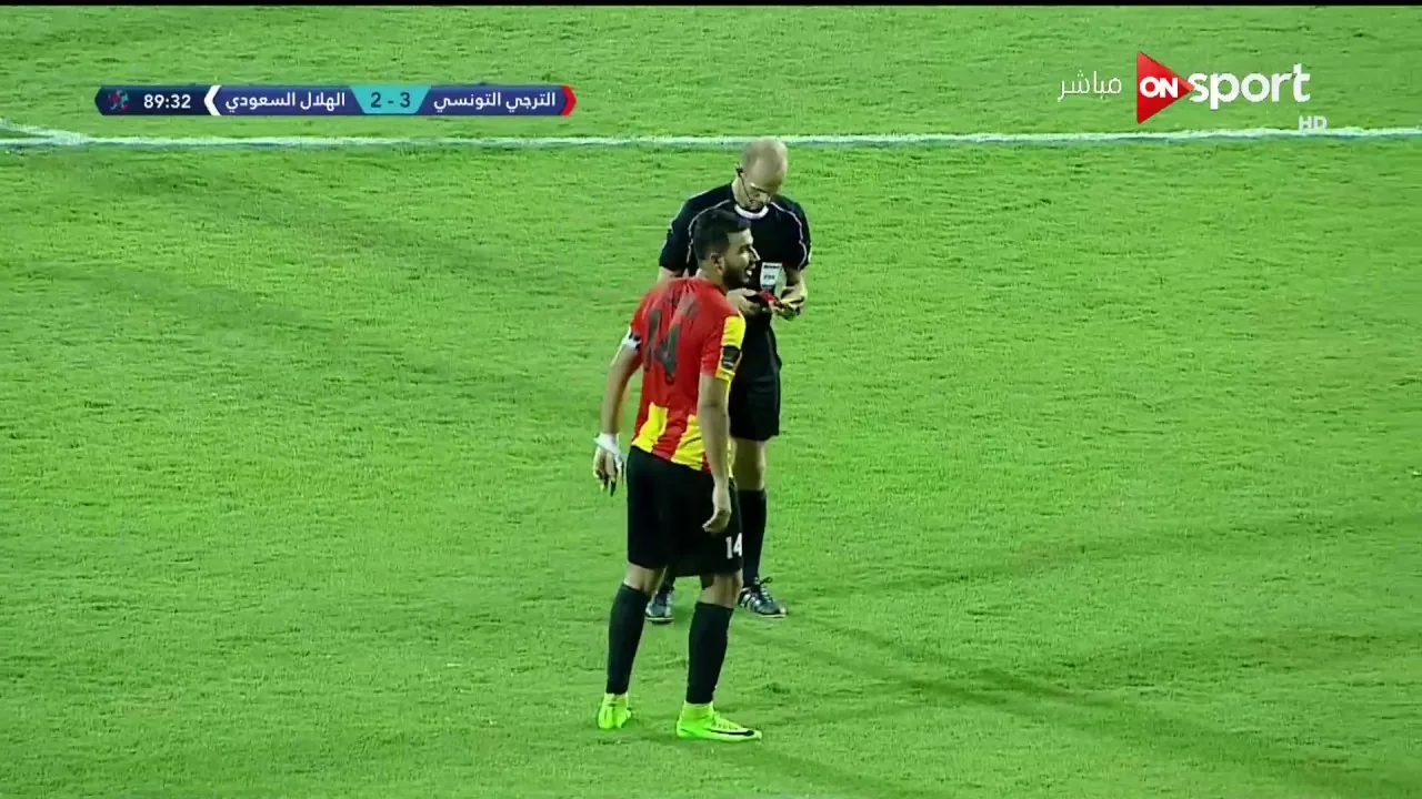 شاهد أغرب قرار تحكيمي في البطولة العربية وخطأ فاضح لحكم مباراة الترجي والهلال يتغاضى عن ركلة جزاء وعرقله ويطرد اللاعب المتضرر