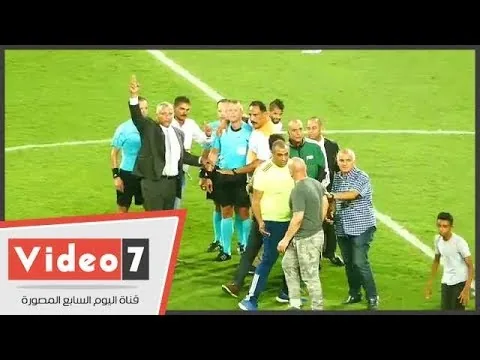 شاهد تهجم ومحاولة التوأم حسام و ابراهيم حسن ضرب حكم لقاء الأهلي عقب نهائي كأس مصر والأمن ينقذه