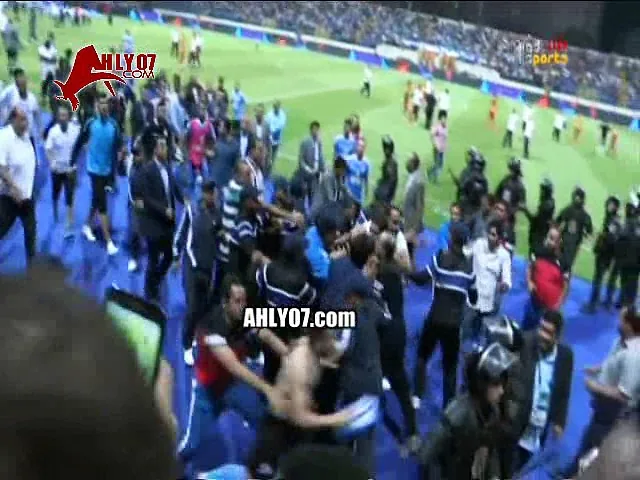 عاجل شاهد ما لم يذاع على البث الرسمي وضرب مبرح من فريق الفيصلي للحكم ابراهيم نور الدين عقب انتهاء نهائي البطولة العربية امام الترجي