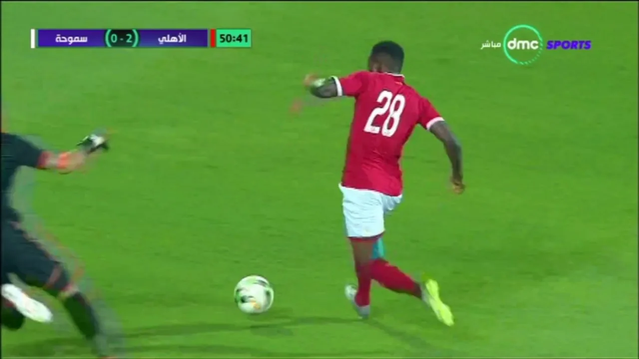 شاهد أكثر المشاهد مسخرة في مباراة الأهلي و سموحة .. أبو جبل بيدور على ايه هناك ؟ وأجاي منك أجاي