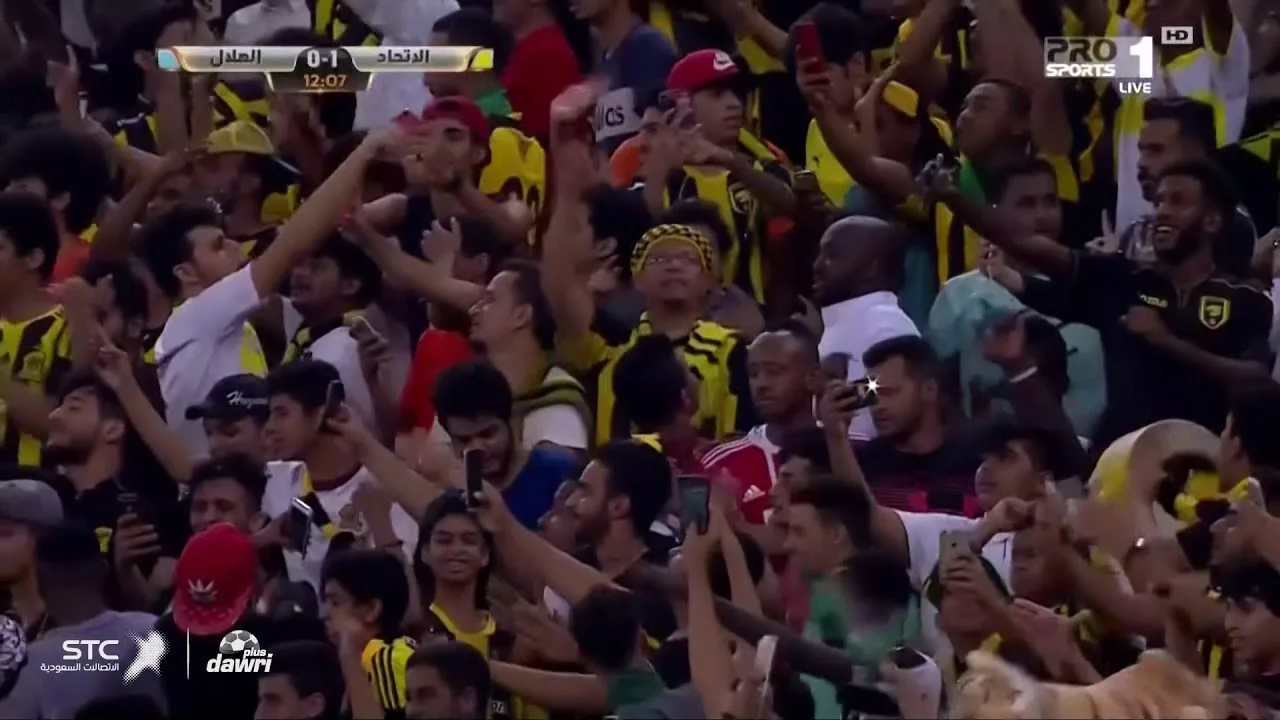 شاهد محمود كهربا يصنع الهدف الأول في كلاسيكو السعوديه الاتحاد ضد الهلال وضعها على طبق من ذهب لمهاجم الاتحاد